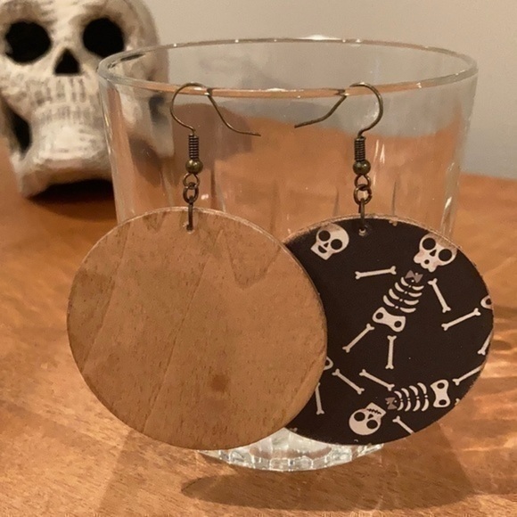 Handcrafted wooden skeleton dangle earrings - Picture 2 of 4